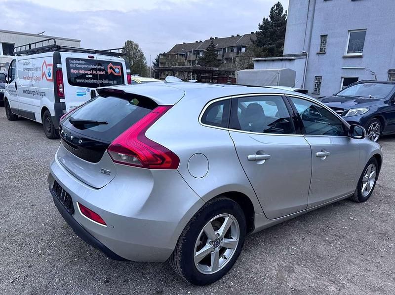 Gebraucht Volvo V40 114 PS (83 kW) 2012 Silber Kleinwagen
