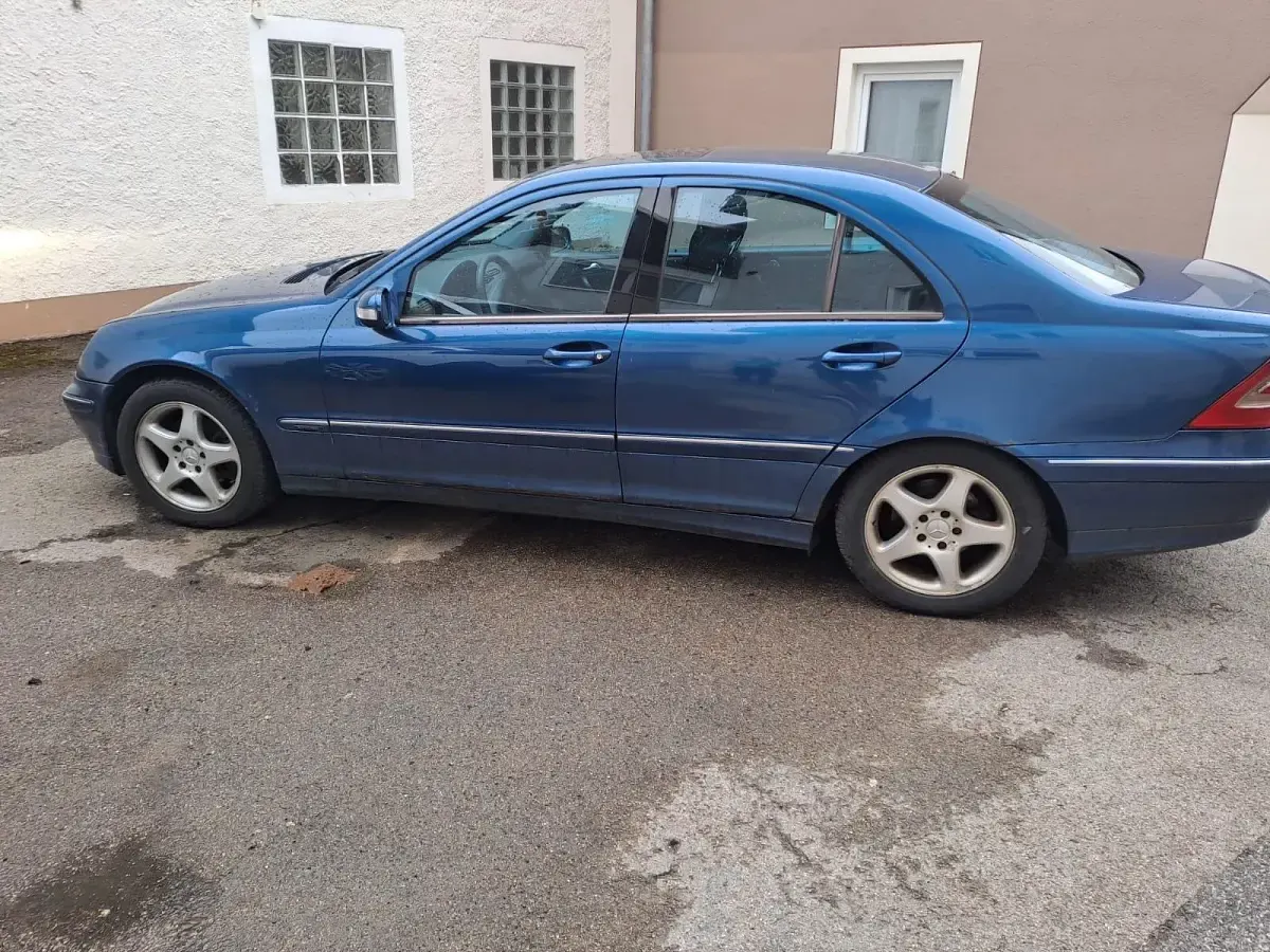 Second-hand Mercedes C220 143 CP (105 kW) 2002 Albastru Berlinǎ
