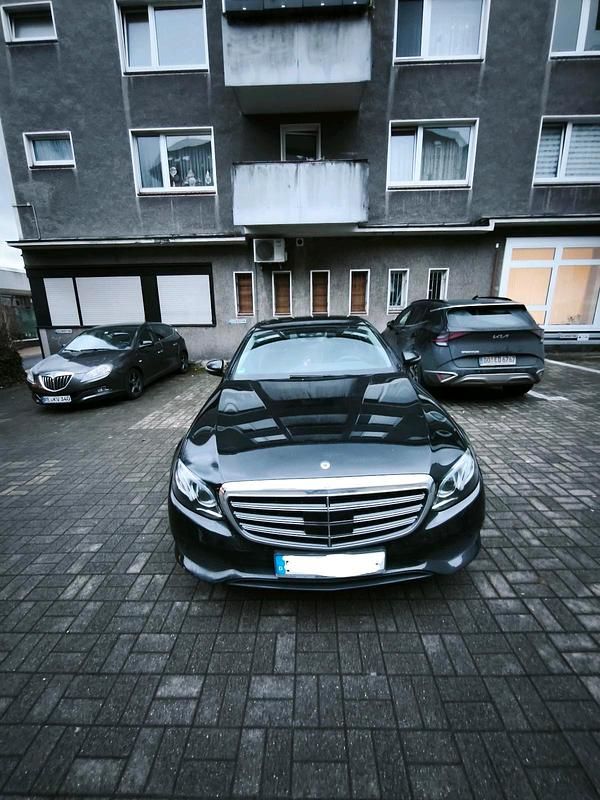 Schwarz Gebraucht 2016 Mercedes E220 Limousine | 17.900 € (Fairer Preis) - Bild 1/4