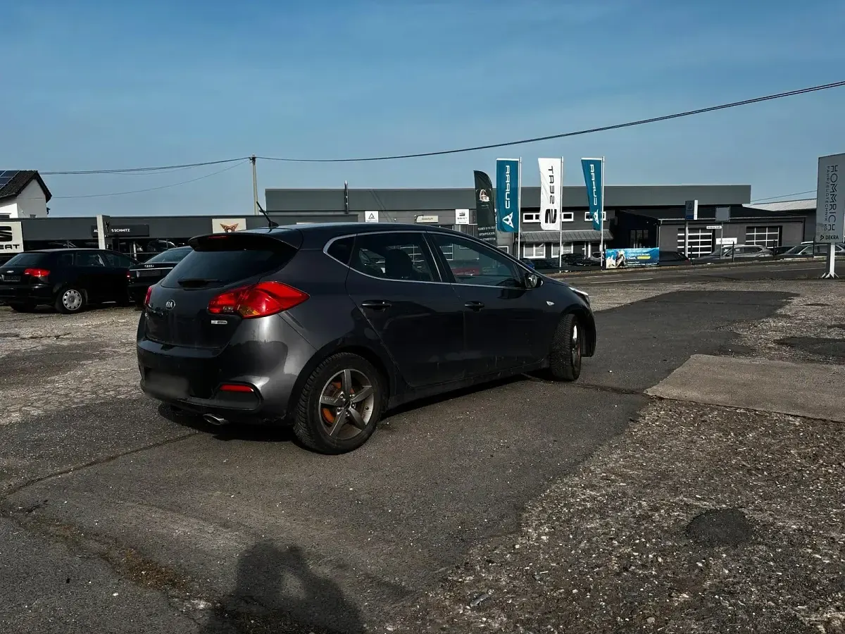 Gebraucht Kia Ceed 126 PS (92 kW) 2014 Grau Kleinwagen