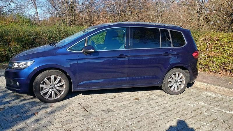 Gebraucht VW Touran Highline 150 PS (110 kW) 2022 Blau Van / Kleinbus