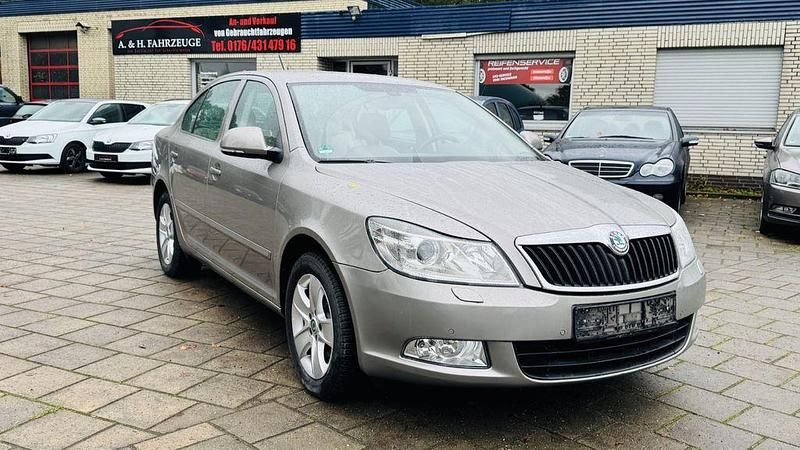 Beige Gebraucht 2011 Skoda Octavia Elegance Limousine | 7.999 € (Guter Preis) - Bild 1/4