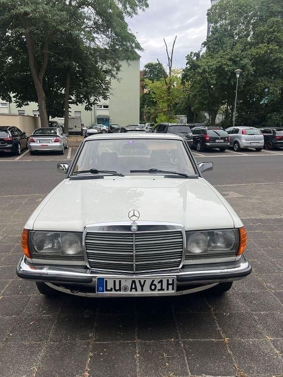 Weiß Gebraucht 1984 Mercedes 200 Limousine | 5.200 € - Bild 1/4