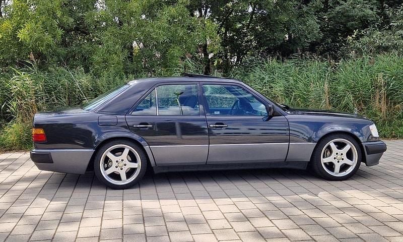 Gebraucht Mercedes E500 326 PS (239 kW) 1992 Schwarz Limousine