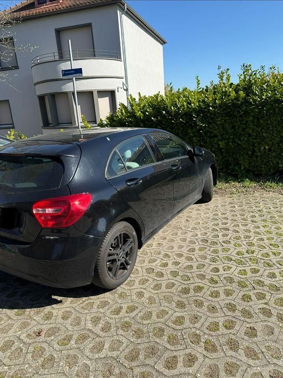 Gebraucht Mercedes A180 Style 109 PS (80 kW) 2014 Schwarz Limousine