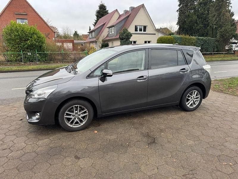 Gebraucht Toyota Verso 132 PS (97 kW) 2015 Grau Van / Kleinbus