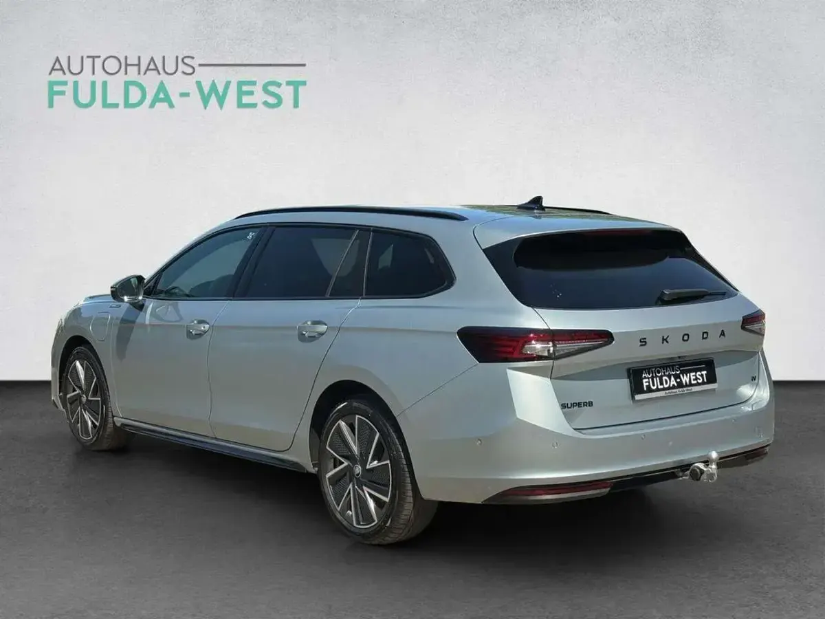 Neu Skoda Superb SportLine 204 PS (150 kW) 2026 Silber Kombi