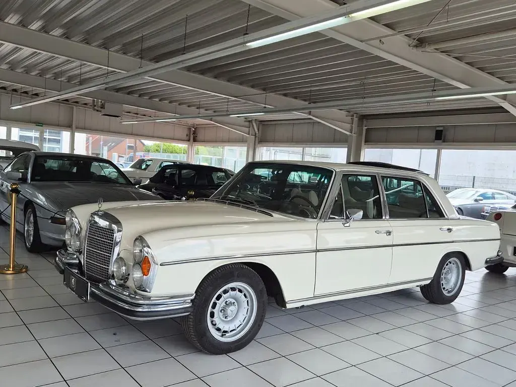 Gebraucht Mercedes 300 250 PS (183 kW) 1972 Weiß Limousine