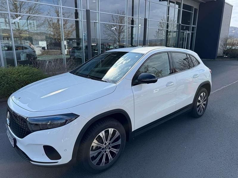 Weiß Gebraucht 2024 Mercedes EQA250 Electric Art SUV | 31.900 € (Guter Preis) - Bild 1/4