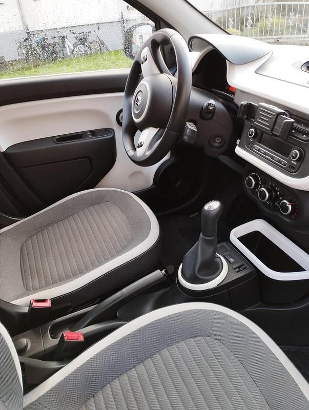 Second-hand Renault Twingo Expression 70 CP (51 kW) 2015 Roșu Hatchback