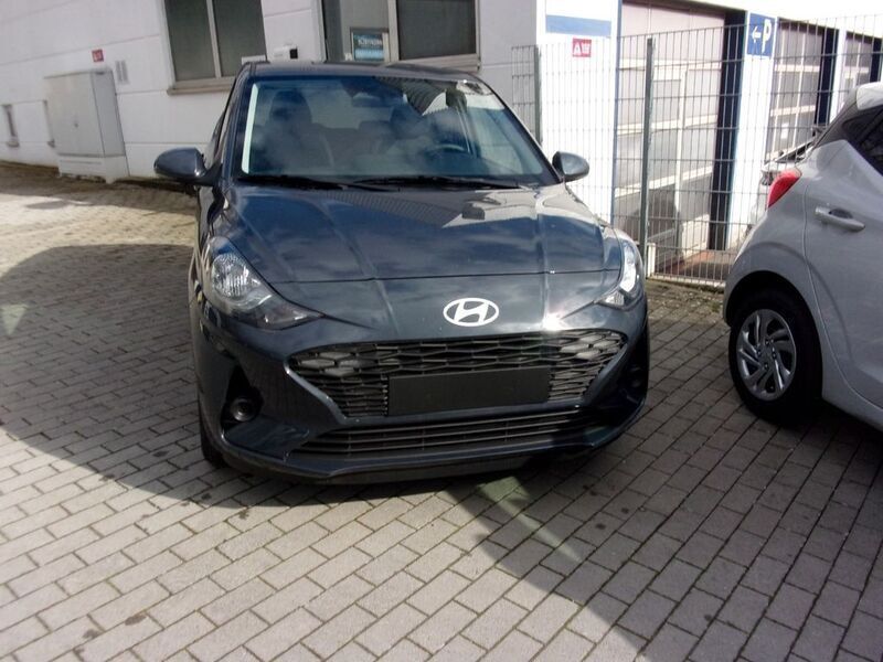 Gebraucht Hyundai i10 Comfort 67 PS (49 kW) 2023 Grau Kleinwagen