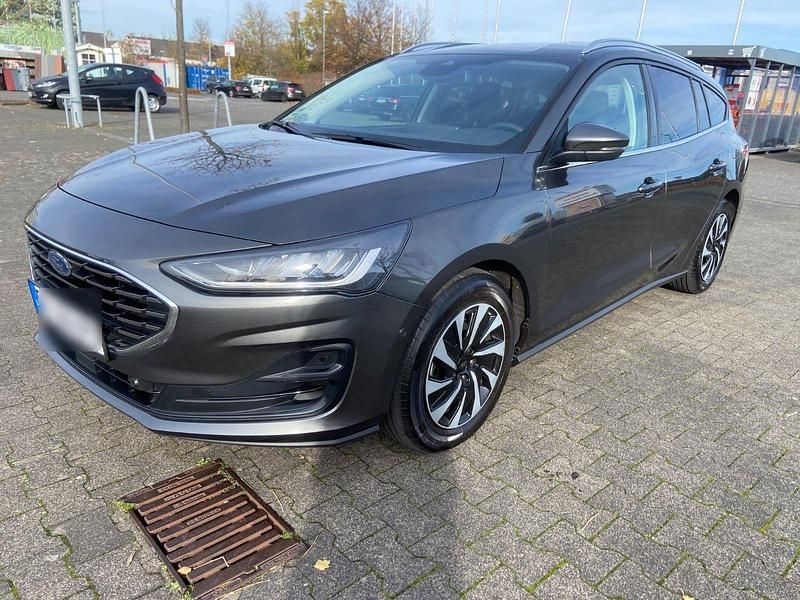 Grau Gebraucht 2024 Ford Focus Titanium Kombi | 16.900 € - Bild 1/4