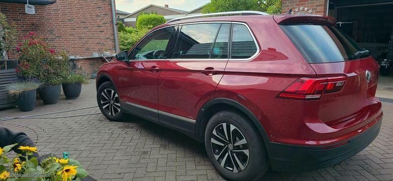 Rot Gebraucht 2019 VW Tiguan IQ Drive SUV | 22.900 € (Fairer Preis) - Bild 1/4