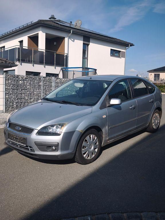 Gebraucht Ford Focus Ghia 116 PS (85 kW) 2005 Silber Limousine