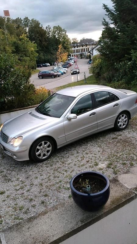 Grau Gebraucht 2005 Mercedes C220 Limousine | 2.500 € (Fairer Preis) - Bild 1/4