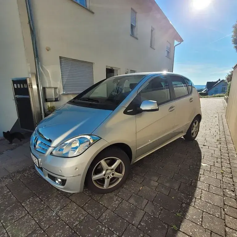 Gebraucht Mercedes A180 116 PS (85 kW) 2011 Silber Limousine