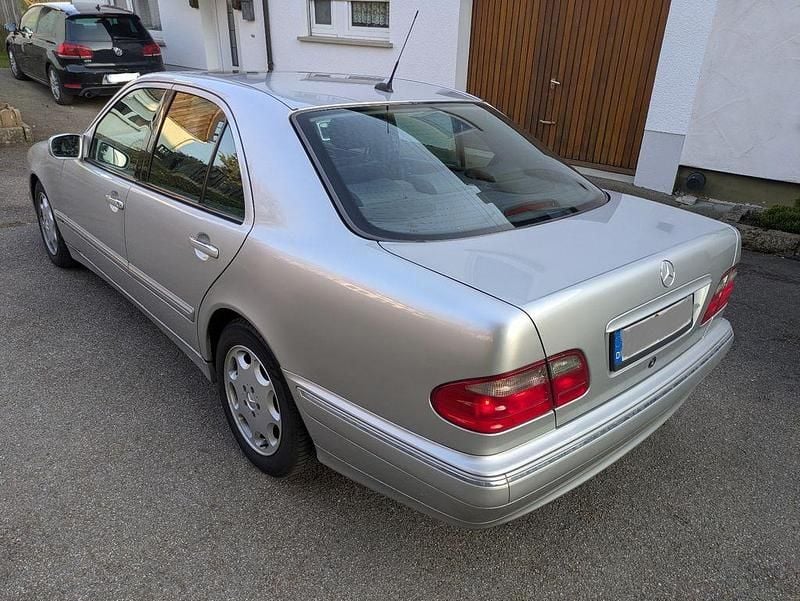 Gebraucht Mercedes E220 Elegance 143 PS (105 kW) 2000 Silber Limousine
