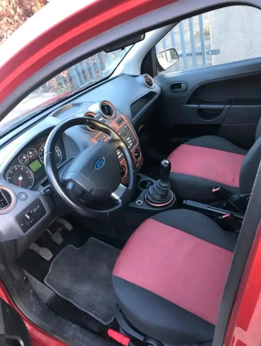 Gebraucht Ford Fiesta 70 PS (51 kW) 2008 Rot Kleinwagen