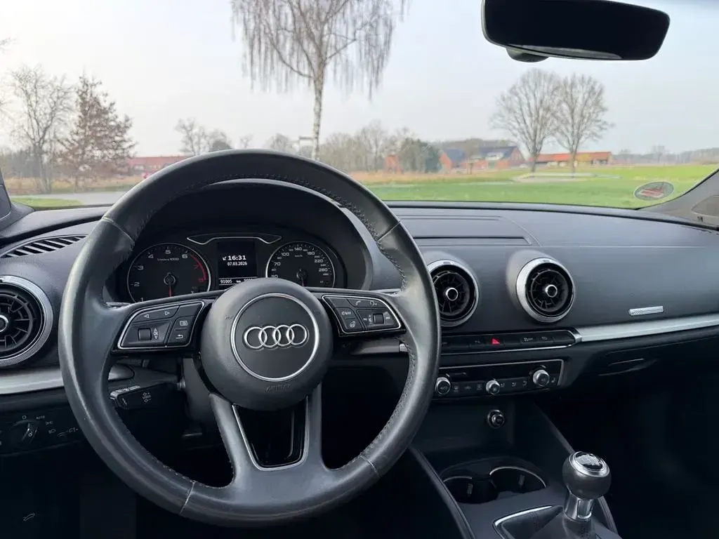 Gebraucht Audi A3 Sport 116 PS (85 kW) 2019 Grau Limousine