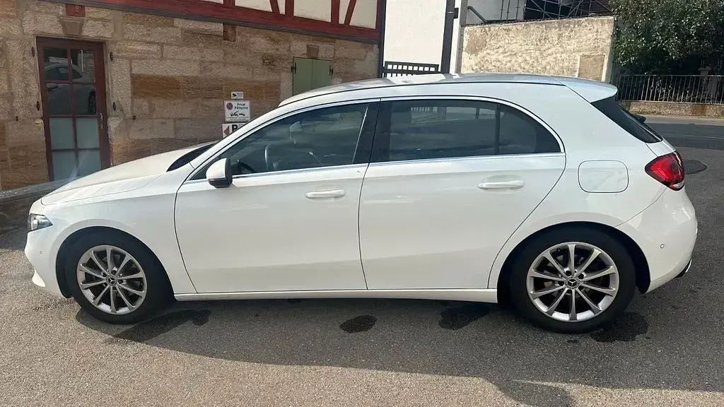 Gebraucht Mercedes A180 136 PS (100 kW) 2019 Weiß Limousine