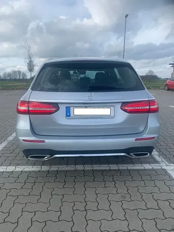 Gebraucht Mercedes E200 AMG 197 PS (144 kW) 2022 Silber Limousine