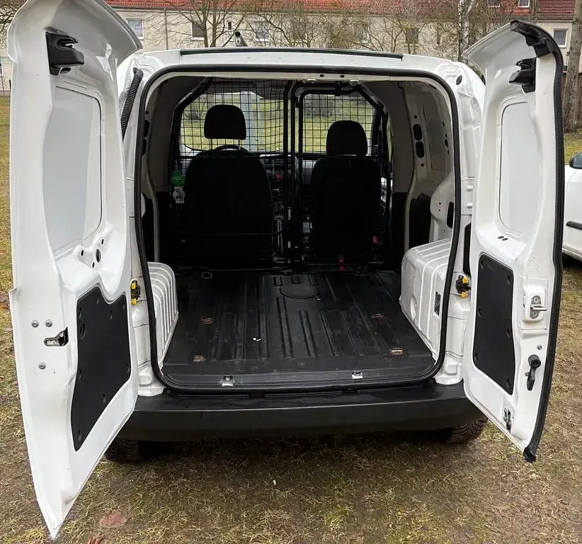 Gebraucht Peugeot Bipper 73 PS (53 kW) 2013 Weiß Van / Kleinbus