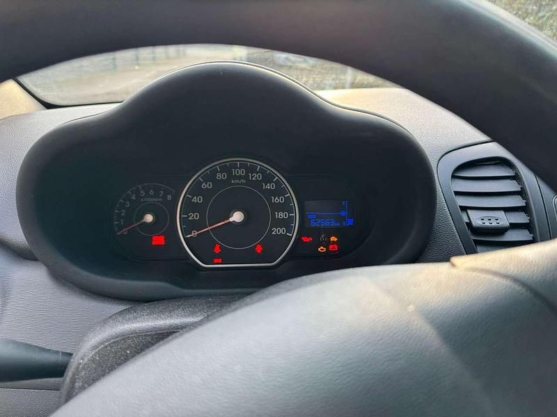 Silber Gebraucht 2013 Hyundai i10 Edition Kleinwagen | 3.290 € (Guter Preis) - Bild 1/4