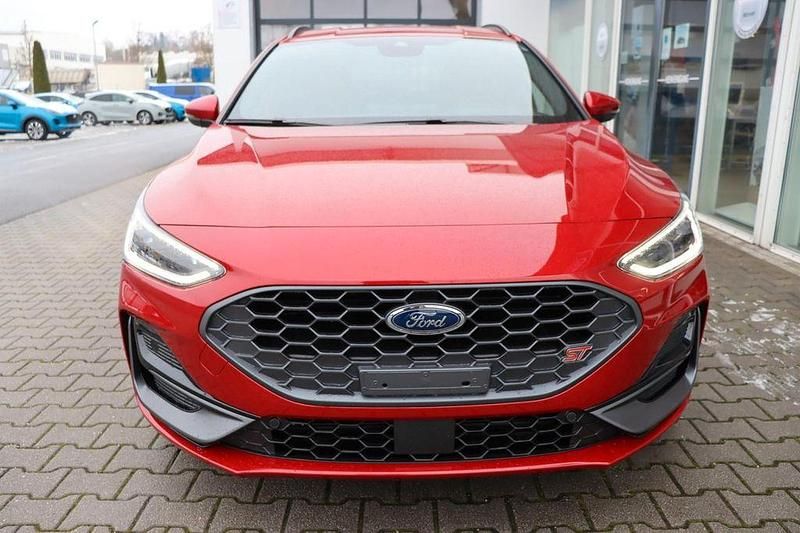 Neu Ford Focus ST 280 PS (205 kW) 2025 Rot Limousine