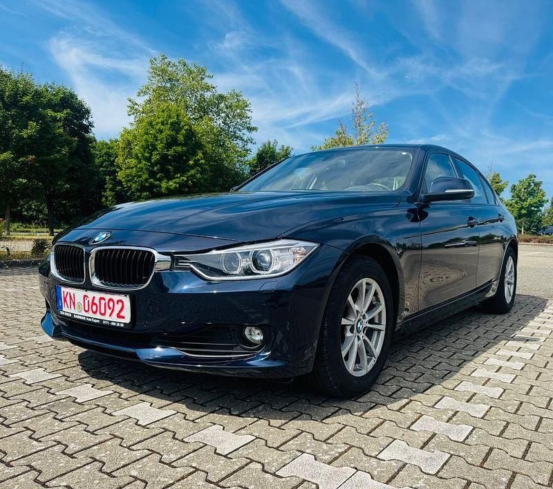 Blau Gebraucht 2012 BMW 320 Limousine | 14.900 € (Fairer Preis) - Bild 1/4
