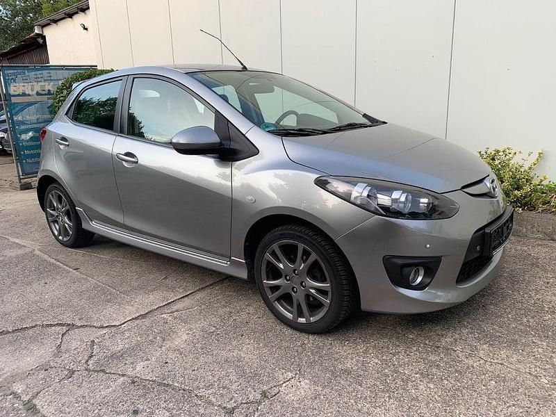 Silber Gebraucht 2009 Mazda 2 Dynamic Limousine | 8.395 € - Bild 1/4