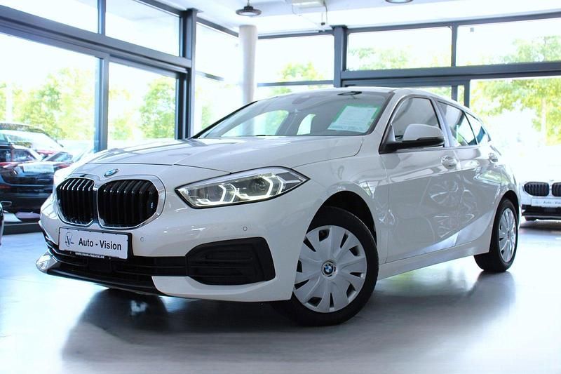 Weiß Gebraucht 2022 BMW 116 Comfort Edition Kleinwagen | 18.449 € (Fairer Preis) - Bild 1/3