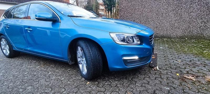 Gebraucht Volvo V60 Summum 120 PS (88 kW) 2016 Blau Kombi