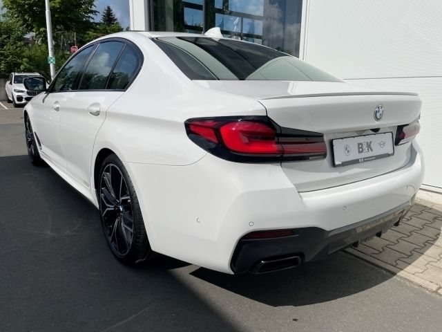 Gebraucht BMW M550 Efficient Dynamics 530 PS (389 kW) 2021 Weiss Limousine