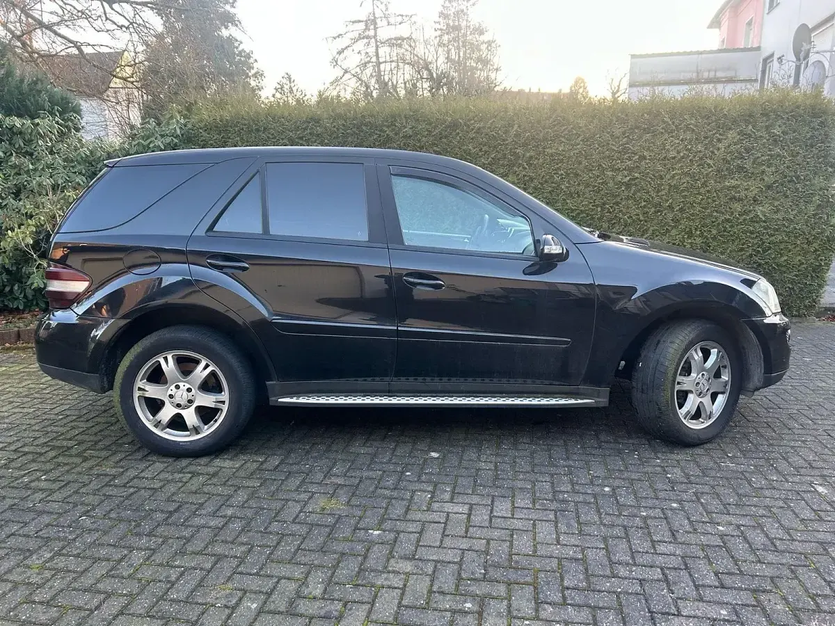Gebraucht Mercedes ML320 224 PS (164 kW) 2005 Schwarz SUV