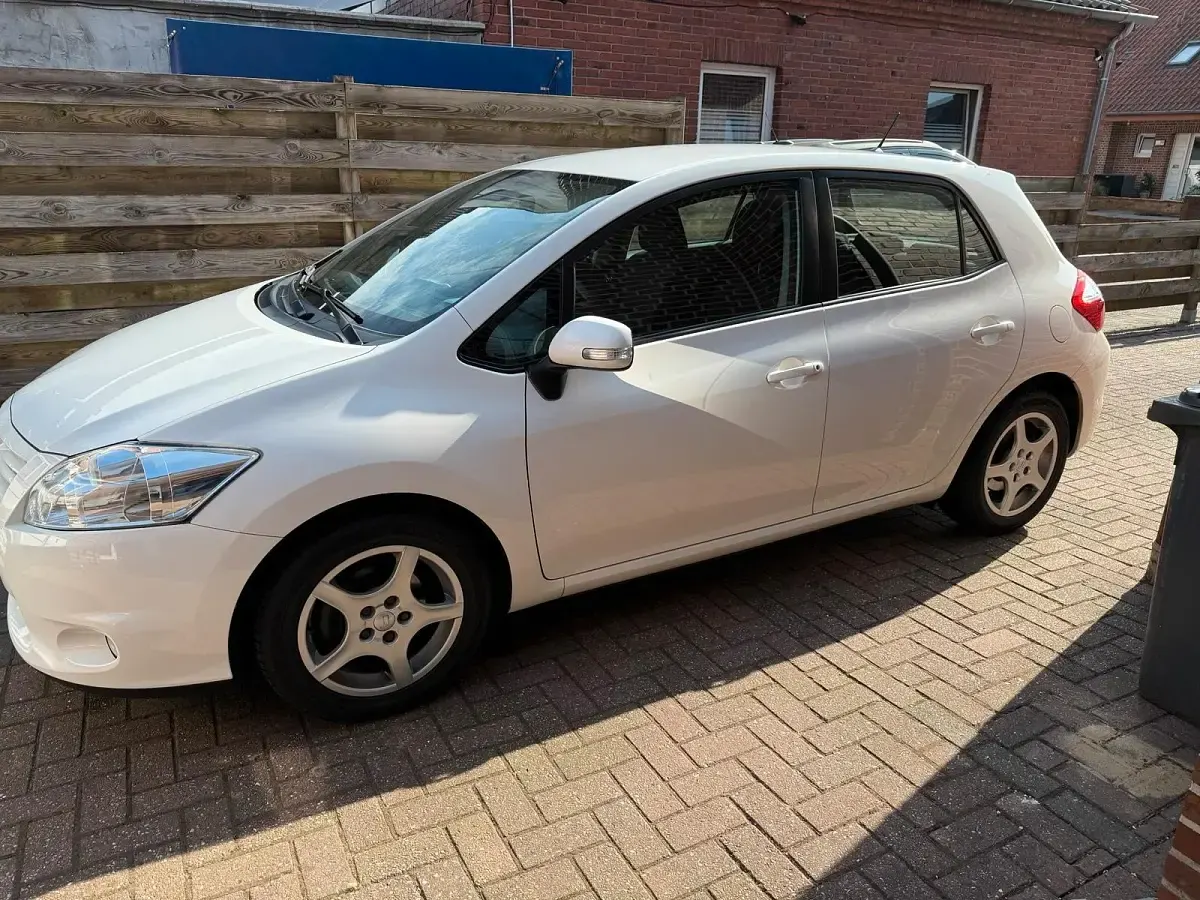 Gebraucht Toyota Auris 130 PS (95 kW) 2011 Weiß Kleinwagen