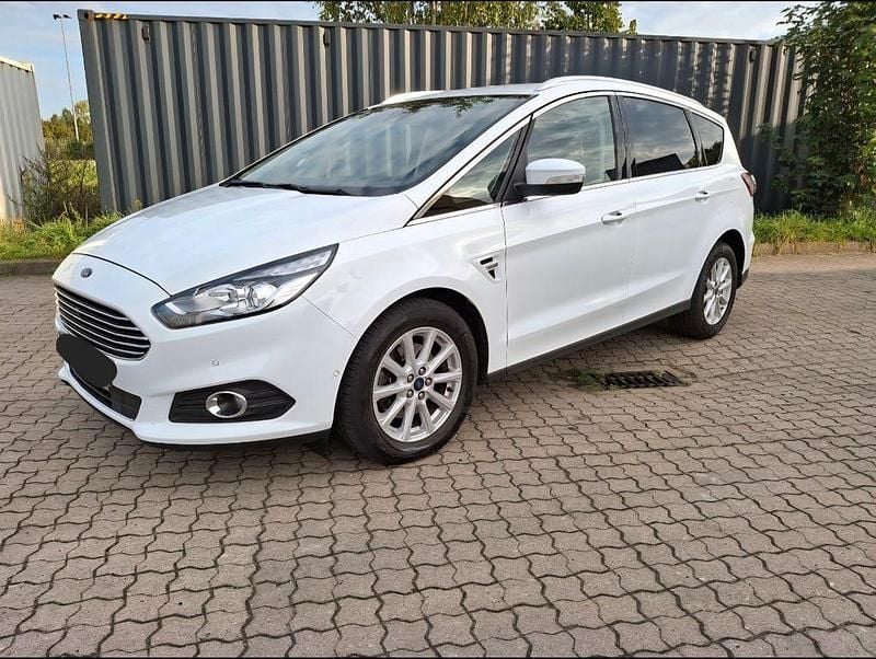 Weiß Gebraucht 2017 Ford S-MAX Titanium Van / Kleinbus | 14.449 € (Superpreis) - Bild 1/4
