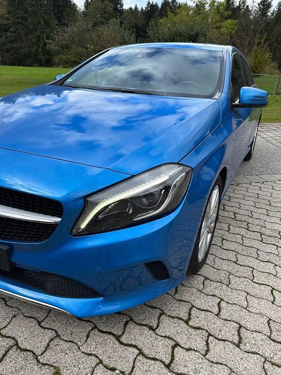 Gebraucht Mercedes A180 Urban 122 PS (89 kW) 2016 Blau Limousine
