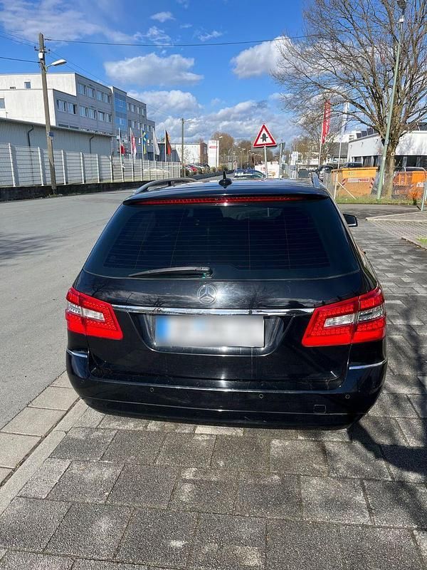 Gebraucht Mercedes E250 204 PS (150 kW) 2011 Schwarz Kombi