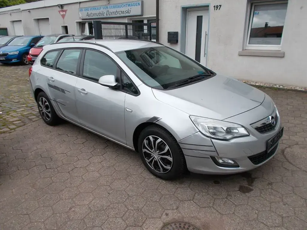 Gebraucht Opel Astra Selection 95 PS (69 kW) 2011 Argonsilber/sovereign/switchbl Kombi