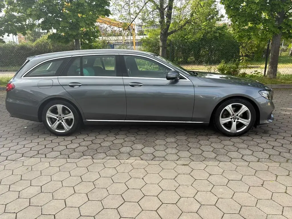 Używany Mercedes E220 194 KM (142 kW) 2019 Szary Kombi