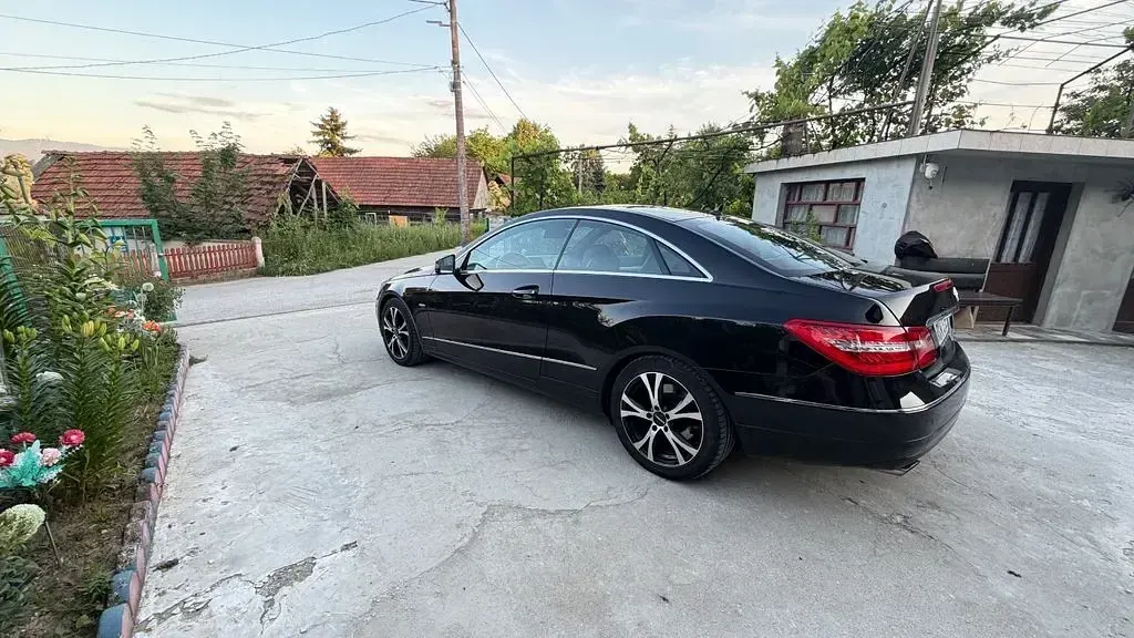 Gebraucht Mercedes E200 184 PS (135 kW) 2010 Schwarz Coupé