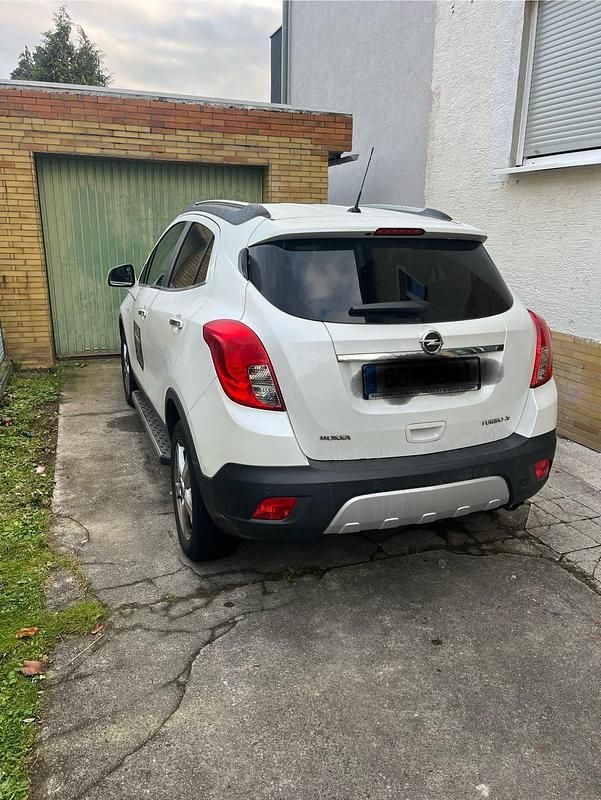 Weiß Gebraucht 2012 Opel Mokka Innovation SUV | 7.399 € (Fairer Preis) - Bild 1/4