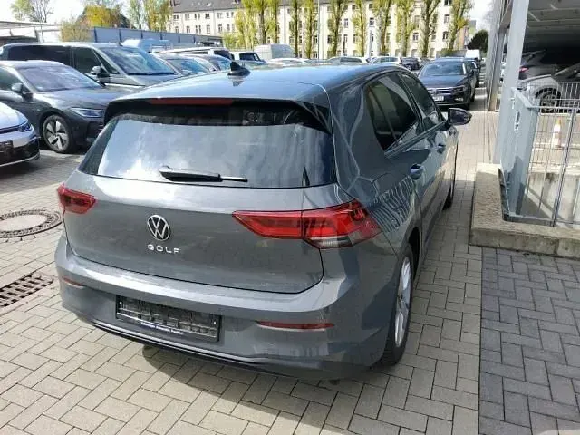 Gebraucht VW Golf VIII Life 116 PS (85 kW) 2023 Grau Limousine