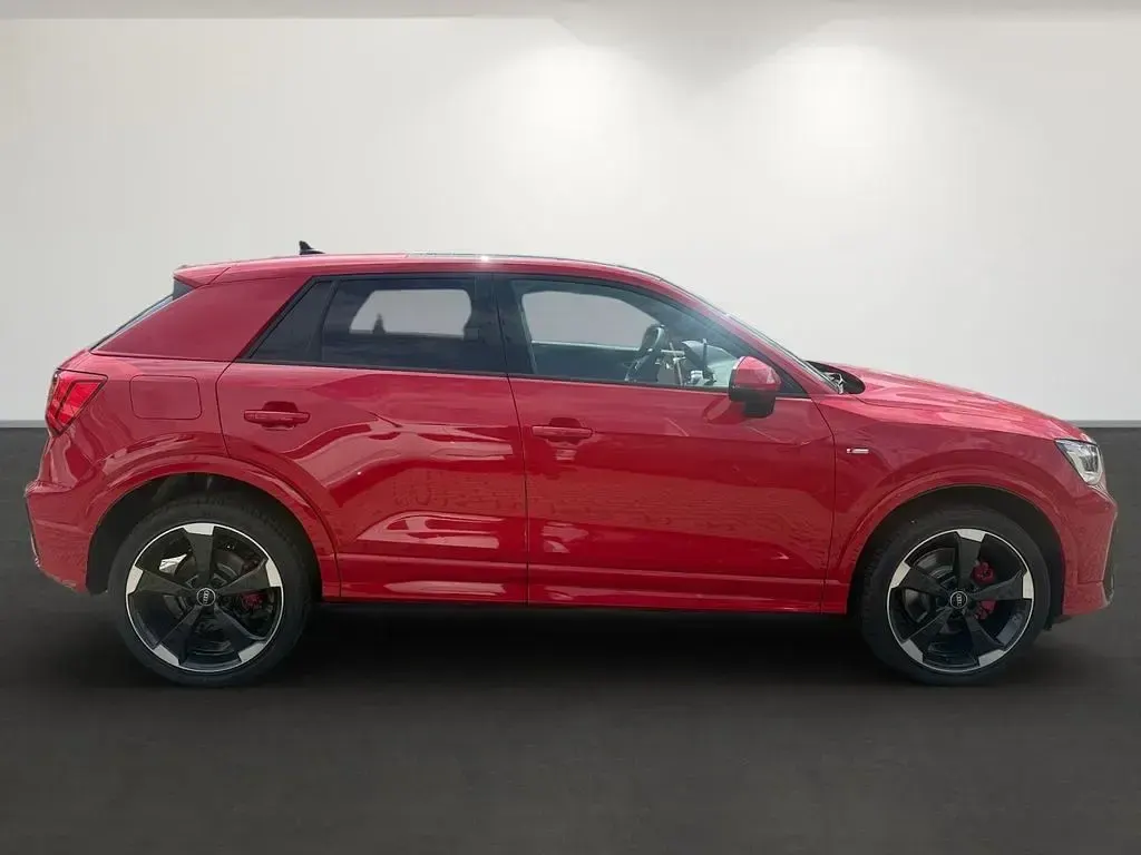 Neu Audi Q2 Competition 150 PS (110 kW) 2025 (progressivrot metallic) SUV