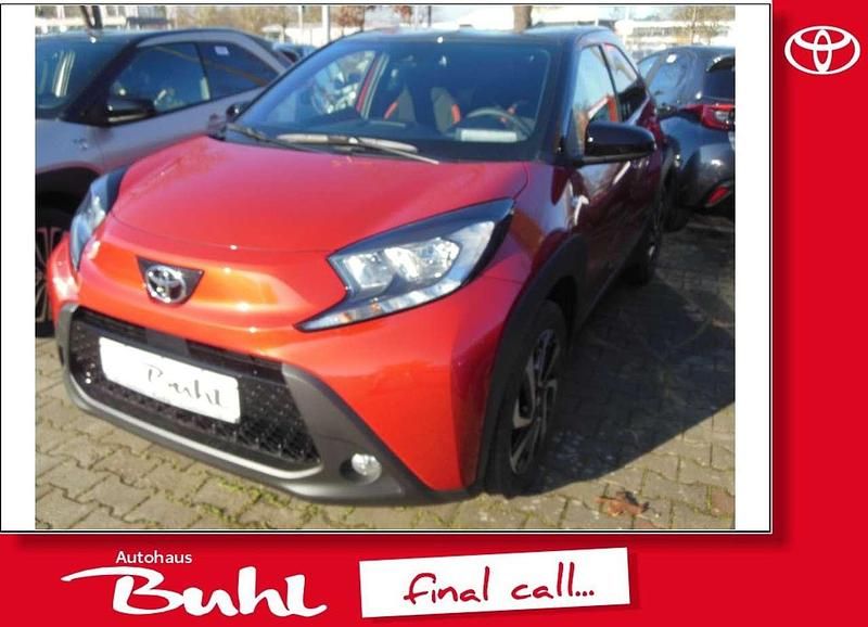 Chili red perleffekt/dach myst Neu 2024 Toyota Aygo Team Kleinwagen | 19.848 € - Bild 1/4
