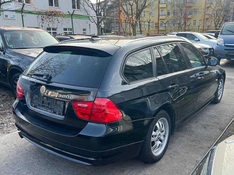Gebraucht BMW 320 170 PS (125 kW) 2011 Schwarz Kombi