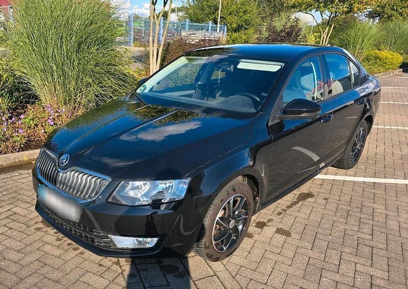 Schwarz Gebraucht 2015 Skoda Octavia Limousine | 7.300 € (Guter Preis) - Bild 1/4
