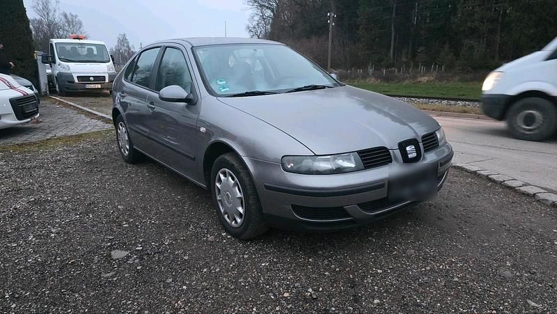 Grau Gebraucht 2004 Seat Leon Limousine | 450 € (Superpreis) - Bild 1/4