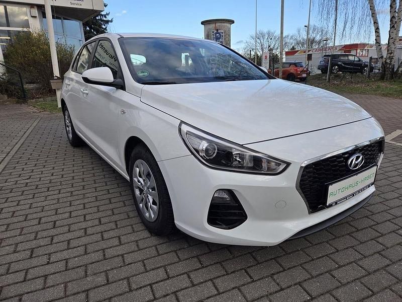 Gebraucht Hyundai i30 Pure 101 PS (74 kW) 2017 Weiß Limousine