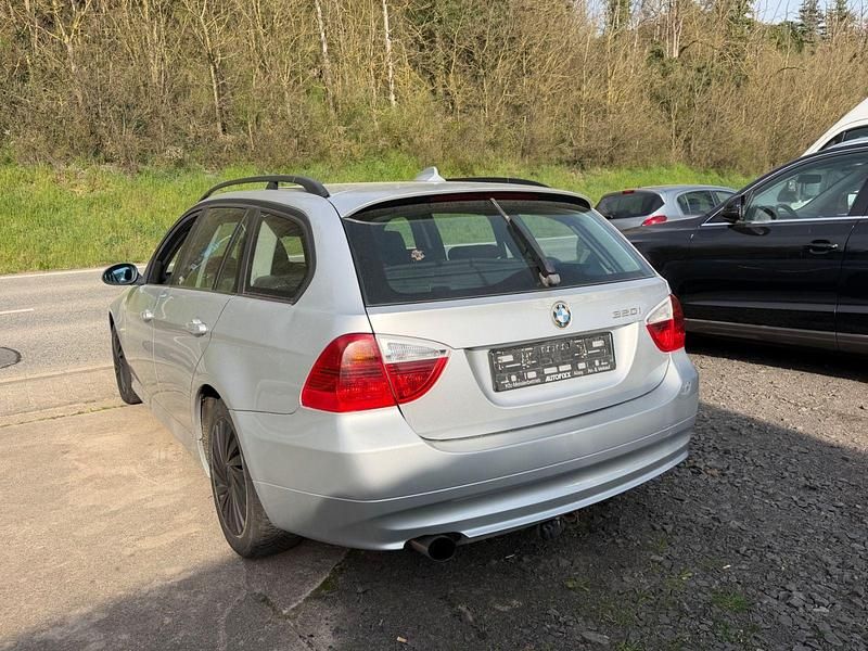 Gebraucht BMW 320 150 PS (110 kW) 2007 Silber Kombi